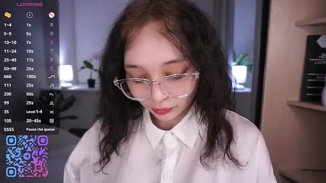 HannaHayles online show from April 8, 5:03 pm