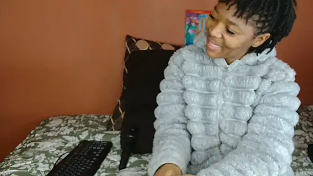 Snapshot of ForeverSexy_ chatting on June 25, 7:02 am ForeverSexy online show from June 25, 7:02 am