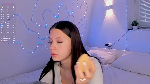 Snapshot of JennySilk chatting on February 8, 8:01 am JennySilk online show from February 8, 8:01 am