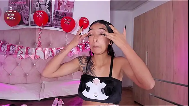 Snapshot of liittle__baby chatting on February 14, 11:43 am liittle baby online show from February 14, 11:43 am