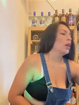 Snapshot of Emma_Sanz__ chatting on February 21, 1:40 am Emma Sanz online show from February 21, 1:40 am