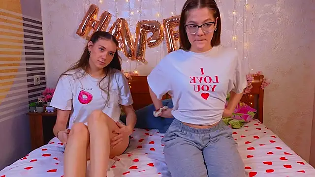 Snapshot of MelanieTwice chatting on February 11, 11:43 am MelanieTwice online show from February 11, 11:43 am