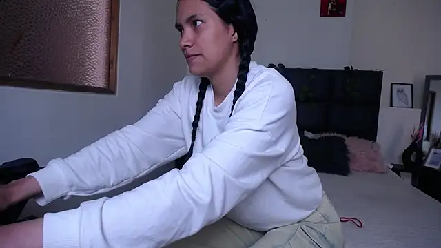 Snapshot of Julieta_Parker chatting on February 17, 5:21 pm Julieta Parker online show from February 17, 5:21 pm