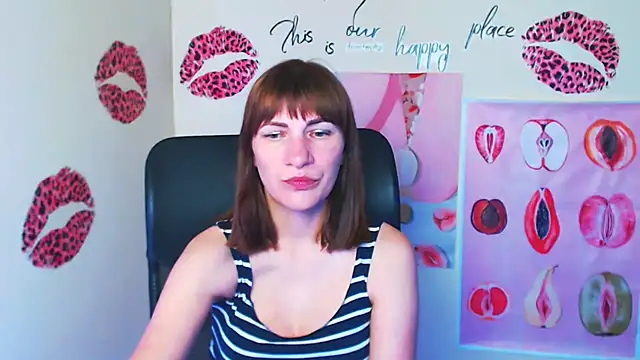 Snapshot of Rosalinda_ro chatting on May 28, 6:14 pm Rosalinda ro online show from May 28, 6:14 pm