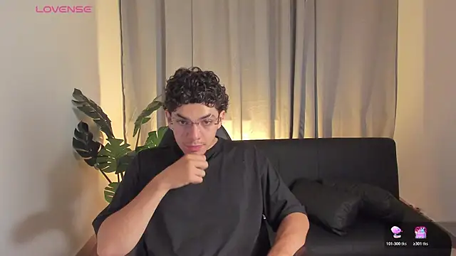 Snapshot of Axel_Creed chatting on February 21, 4:03 am Axel Creed online show from February 21, 4:03 am