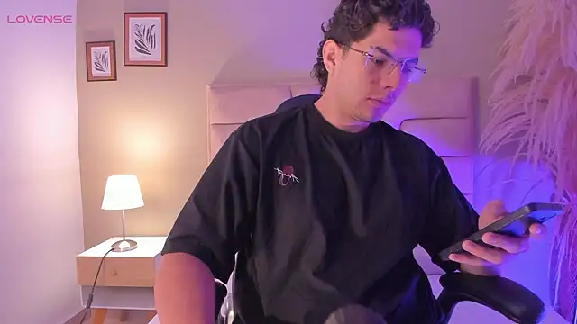 Snapshot of Axel_Creed chatting on February 12, 10:48 am Axel Creed online show from February 12, 10:48 am