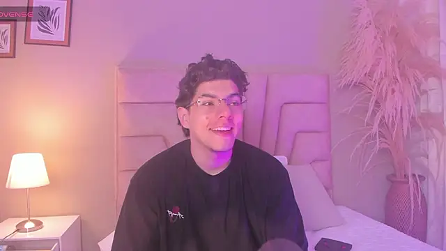 Snapshot of Axel_Creed chatting on February 10, 10:14 am Axel Creed online show from February 10, 10:14 am