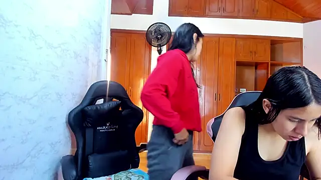 Snapshot of Emily_and_Soffy chatting on February 17, 12:02 pm Emily and Soffy online show from February 17, 12:02 pm