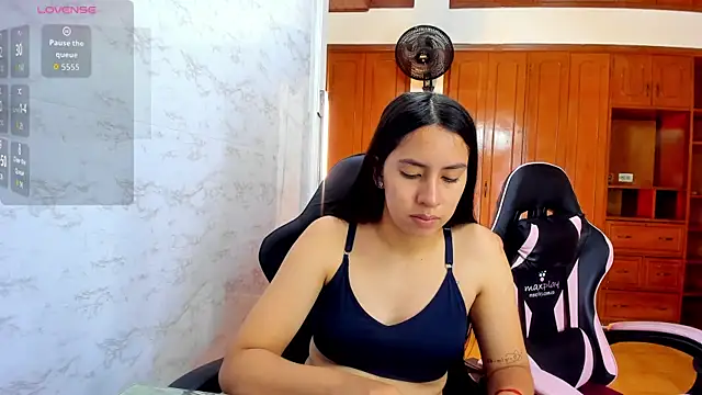 Snapshot of Emily_and_Soffy chatting on February 18, 12:01 pm Emily and Soffy online show from February 18, 12:01 pm