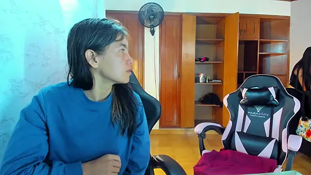 Snapshot of Emily_and_Soffy chatting on February 7, 12:46 pm Emily and Soffy online show from February 7, 12:46 pm