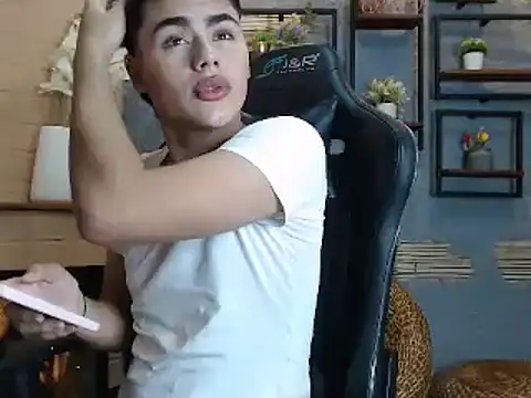 Snapshot of FemNoa chatting on February 17, 5:43 pm FemNoa online show from February 17, 5:43 pm