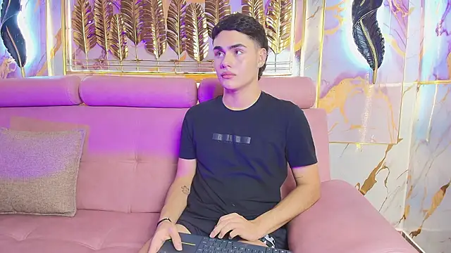 Snapshot of FemNoa chatting on February 20, 7:27 pm FemNoa online show from February 20, 7:27 pm