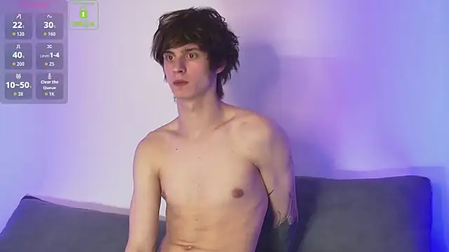 Snapshot of HoogWilder chatting on February 9, 9:13 pm HoogWilder online show from February 9, 9:13 pm