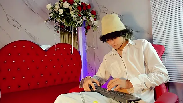Snapshot of thanier_18 chatting on June 25, 7:19 pm thanier 18 online show from June 25, 7:19 pm