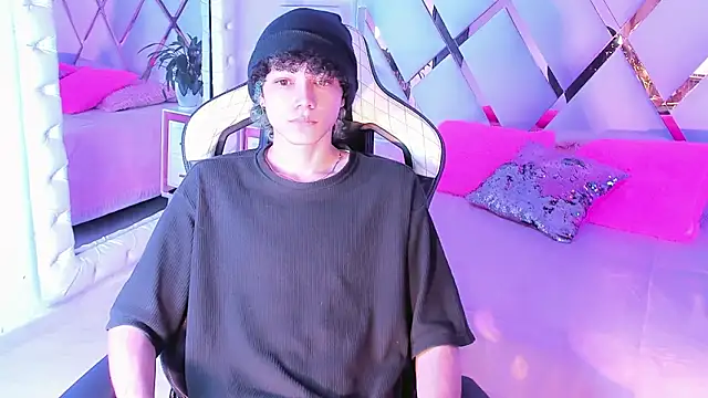 Snapshot of thanier_18 chatting on February 27, 7:35 pm thanier 18 online show from February 27, 7:35 pm