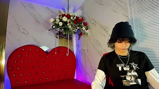 Snapshot of thanier_18 chatting on June 24, 7:22 pm thanier 18 online show from June 24, 7:22 pm