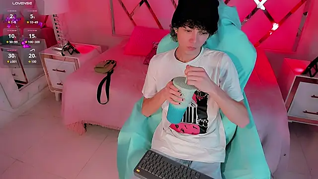 Snapshot of thanier_18 chatting on February 18, 7:32 pm thanier 18 online show from February 18, 7:32 pm