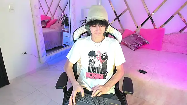 Snapshot of thanier_18 chatting on February 25, 7:14 pm thanier 18 online show from February 25, 7:14 pm