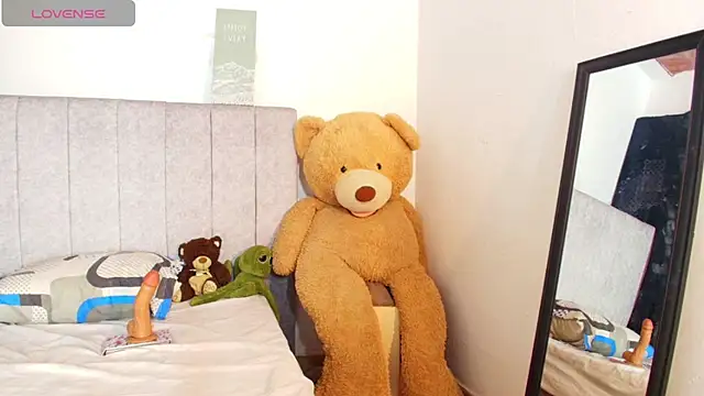 zeire  online show from April 15, 9:04 pm