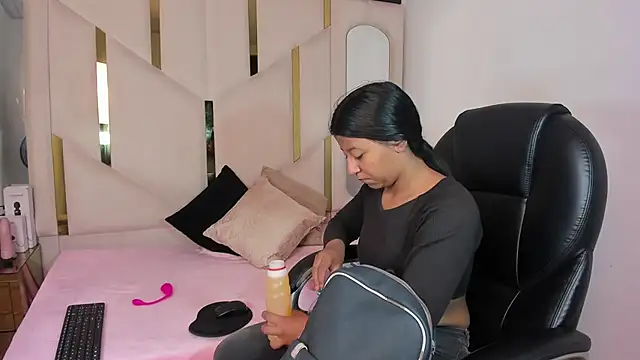 Vaneline2 online show from April 2, 3:19 pm