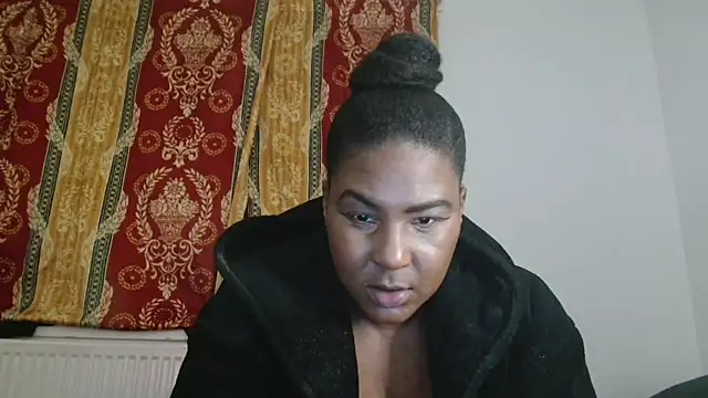 CurvySashia online show from April 5, 11:11 pm