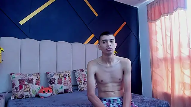 Snapshot of MiaANDrony chatting on February 21, 12:40 pm MiaANDrony online show from February 21, 12:40 pm