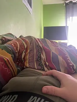 Snapshot of bouillant25ans chatting on April 2, 8:43 am bouillant25ans online show from April 2, 8:43 am