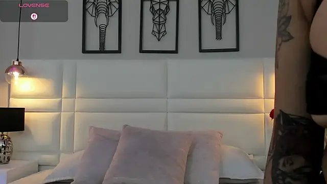 Snapshot of RaquelHyde_ chatting on February 17, 8:39 pm RaquelHyde online show from February 17, 8:39 pm