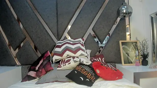 Maggyx online show from April 12, 2:20 pm