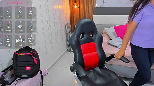 alixablake online show from April 14, 7:08 pm