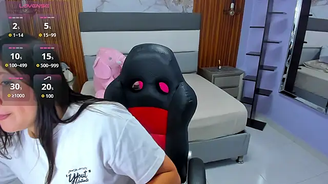 alixablake online show from April 16, 7:03 pm