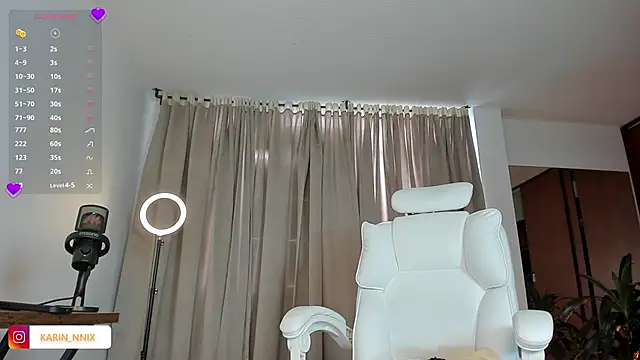 Snapshot of karinnixx chatting on February 16, 2:37 pm karinnixx online show from February 16, 2:37 pm