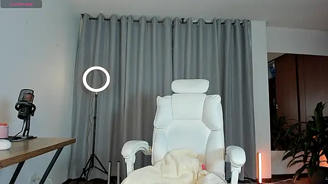 karinnixx online show from March 15, 2:46 pm