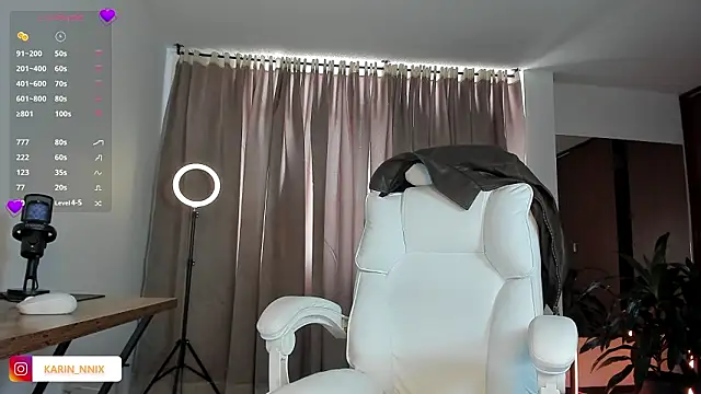 Snapshot of karinnixx chatting on February 11, 3:01 pm karinnixx online show from February 11, 3:01 pm