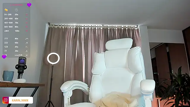 Snapshot of karinnixx chatting on February 12, 2:28 pm karinnixx online show from February 12, 2:28 pm