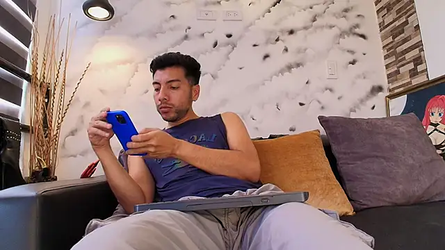 Snapshot of Max_Hornye chatting on February 19, 6:38 pm Max Hornye online show from February 19, 6:38 pm