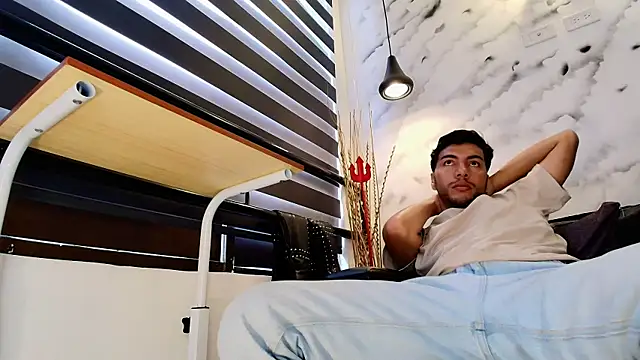 Snapshot of Max_Hornye chatting on February 21, 7:16 pm Max Hornye online show from February 21, 7:16 pm