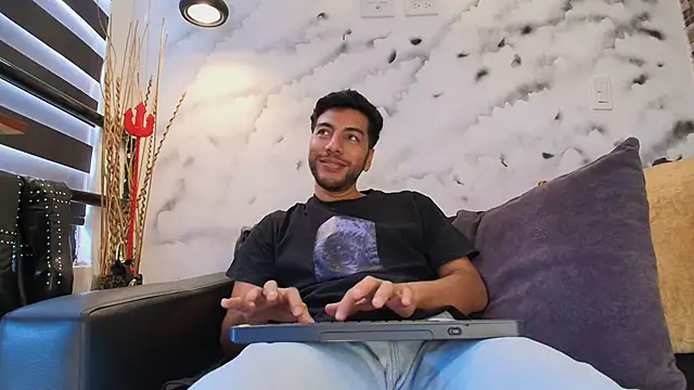 Snapshot of Max_Hornye chatting on February 24, 6:42 pm Max Hornye online show from February 24, 6:42 pm