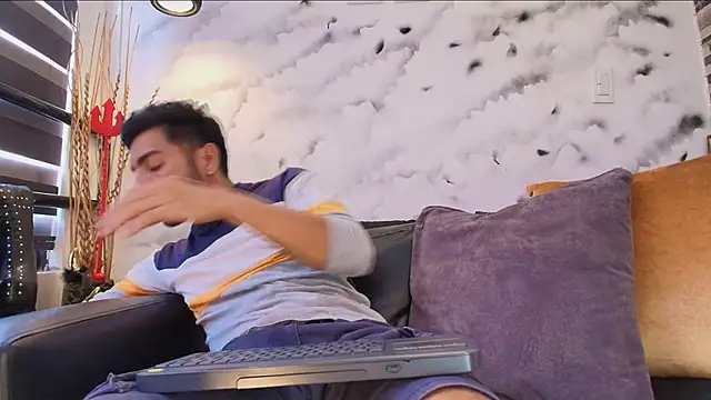 Snapshot of Max_Hornye chatting on February 23, 6:52 pm Max Hornye online show from February 23, 6:52 pm