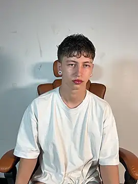Snapshot of ARON_LUXX chatting on April 1, 2:03 pm ARON LUXX online show from April 1, 2:03 pm