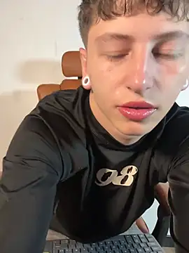 Snapshot of ARON_LUXX chatting on March 17, 7:17 pm ARON LUXX online show from March 17, 7:17 pm