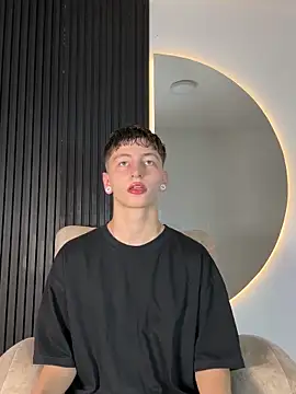 Snapshot of ARON_LUXX chatting on February 19, 3:03 am ARON LUXX online show from February 19, 3:03 am