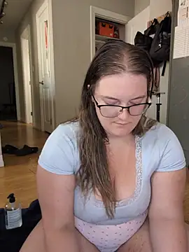 Snapshot of lillythotz chatting on June 2, 7:47 pm lillythotz online show from June 2, 7:47 pm