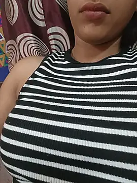 Snapshot of komalsharma99 chatting on May 17, 5:18 am komalsharma99 online show from May 17, 5:18 am