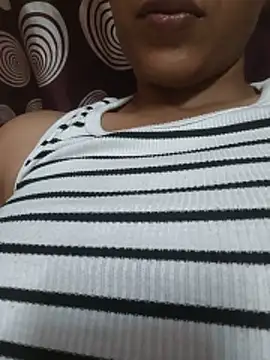 Snapshot of komalsharma99 chatting on June 2, 5:24 pm komalsharma99 online show from June 2, 5:24 pm