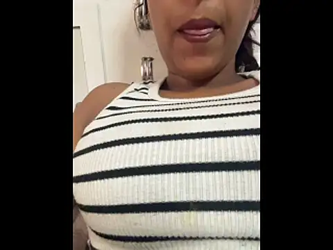 Snapshot of komalsharma99 chatting on June 12, 4:54 am komalsharma99 online show from June 12, 4:54 am