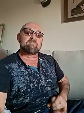 Snapshot of ldhurstII chatting on February 15, 11:36 pm ldhurstII online show from February 15, 11:36 pm