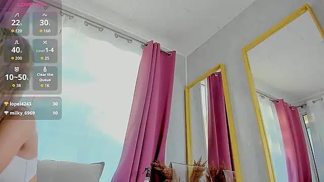 Snapshot of MeganKroft_ chatting on February 19, 6:32 am MeganKroft online show from February 19, 6:32 am