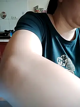 LiilyZi online show from April 6, 1:45 am