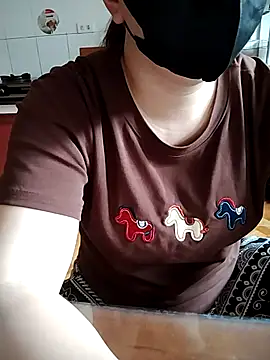 LiilyZi online show from April 3, 7:15 am